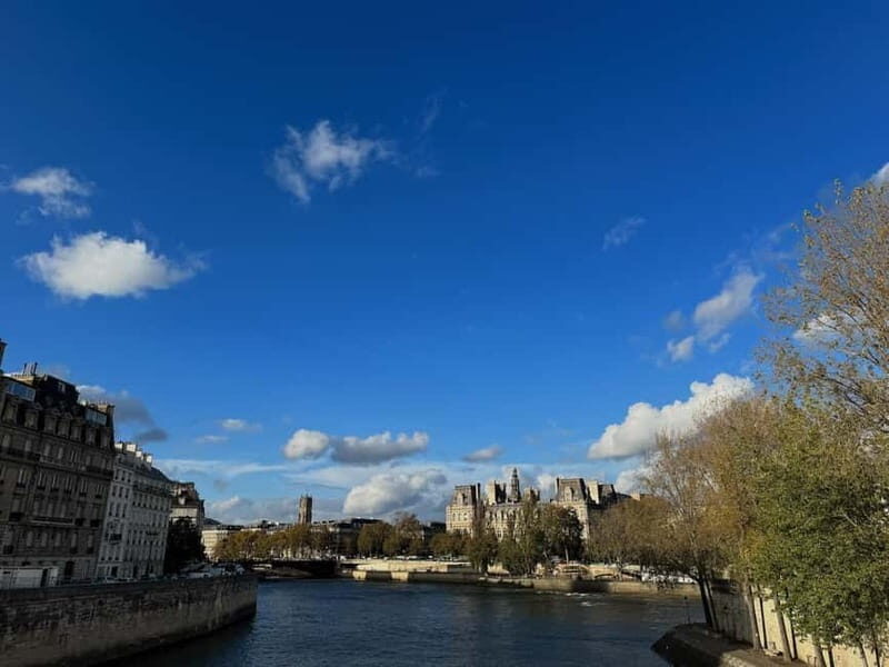 Paris: The vibrant city center and Le Marais - Walking from Notre-Dame to Le Marais at a local pace