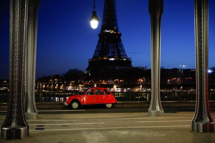 Paris :Tour 2CV Paris Secret - Place du Tertre breaks the day into real moments