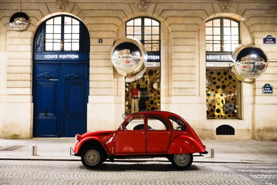 Paris :Tour 2CV Paris Secret - Montmartre stops: vineyards, Dalida, and Sacré-Cœur views