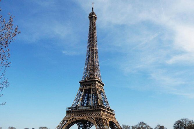 Paris Treasure Hunt – Explore the Seine from Louvre to Eiffel - No app, just a booklet: how the clues and pacing work