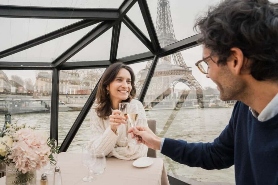 Paris : Valentine's Day Diner Cruise on the Seine river - Eiffel Tower lights: why that timing matters for photos (and feelings)