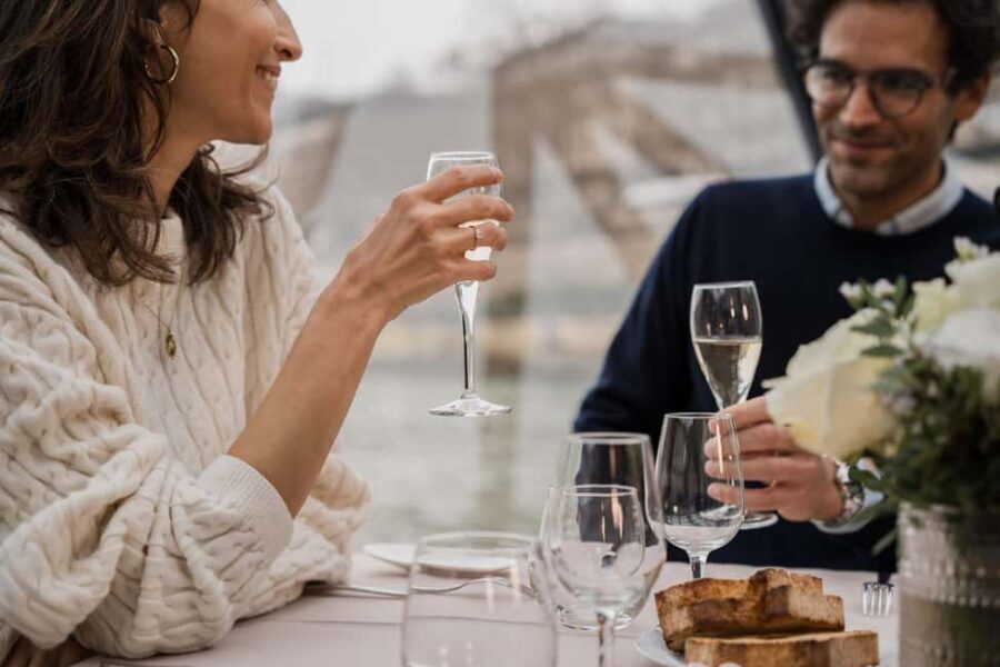 Paris : Valentine's Day Diner Cruise on the Seine river - Making the most of your time on board (without missing the best moments)