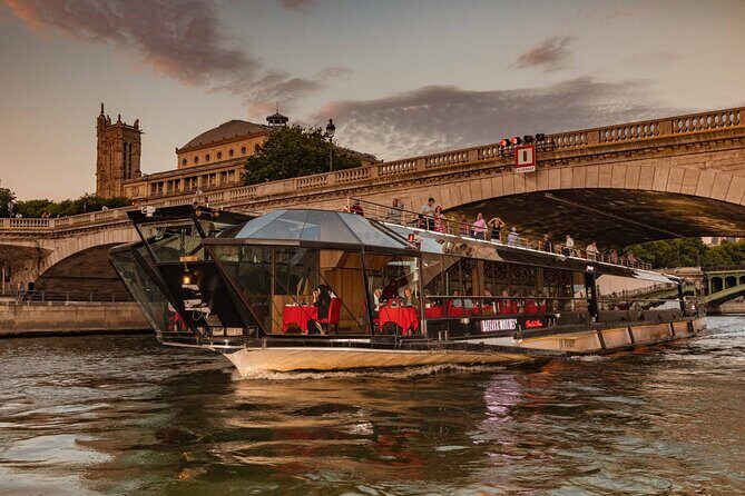 Paris Valentine's Day Dinner Cruise by Bateaux-Mouches - A Valentine’s dinner cruise on the Seine: the Paris feeling is the point