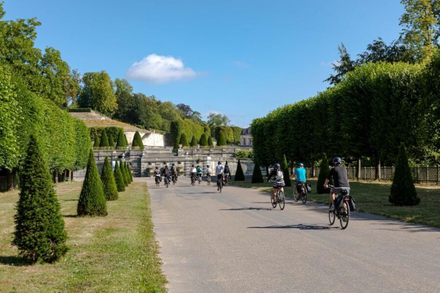Paris: Versailles Palace and Queen Hamlet E-Bike Tour - Marnes-la-Coquette and the shaded rhythm of Fausses-Reposes Forest