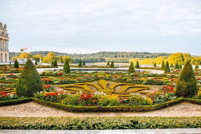 Paris: Versailles Palace with Gardens and Estate Entrance Ticket - Audio guide via app: download, headphones, and the “signal reality” inside