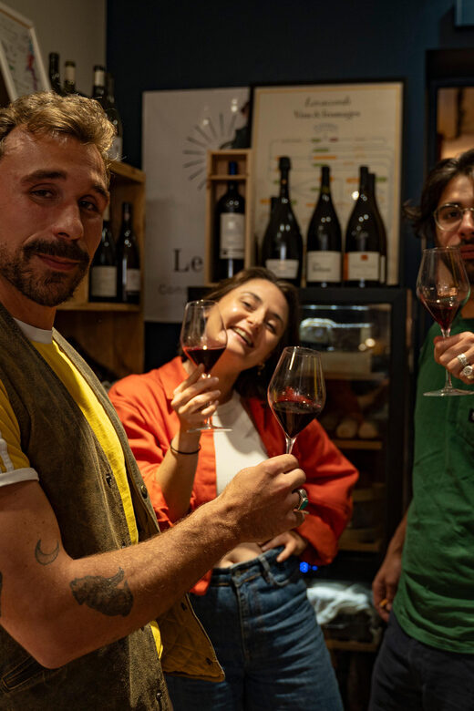 Paris : Wine and Whimsy, The wine tour of Montmartre - The big skill moment: blind tasting of two wines