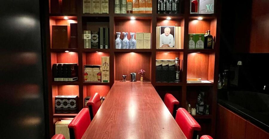 Paris : Wine tasting at the cellar of Joël Robuchon - The 90-minute lineup: 2 whites, 2 reds, with food bites