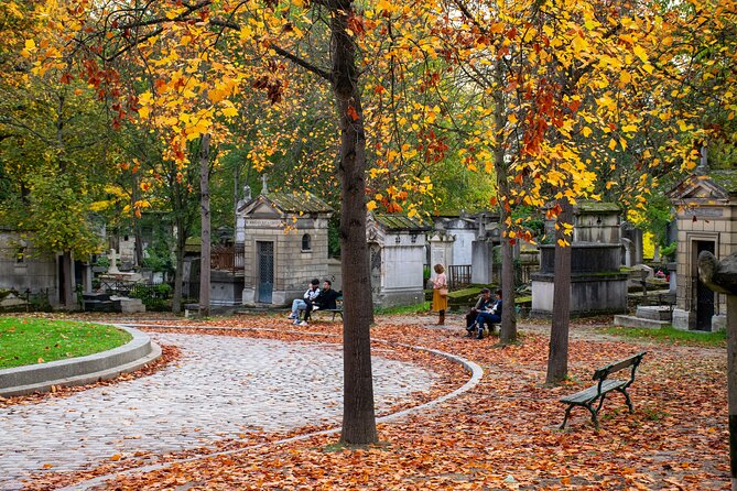 Père Lachaise Cemetery Tour: A Stroll Through Immortal History - Small-group value: why the guide matters here