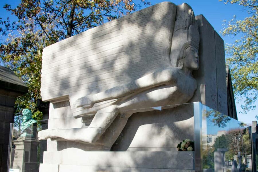 Père Lachaise Cemetery Tour, Tales from the Graves & Crepes - Who should book this Père Lachaise + crepe tour