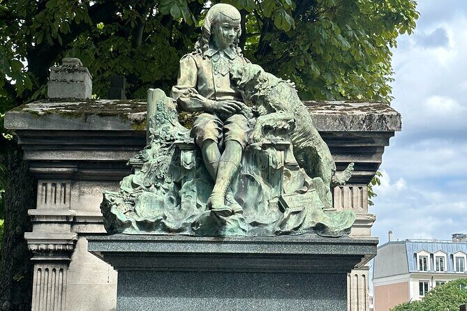 Père Lachaise's Cemetery Celebrities and Ghosts Mystery Tour - Writers and theatre: Balzac, Molière, La Fontaine, and Sarah Bernhardt