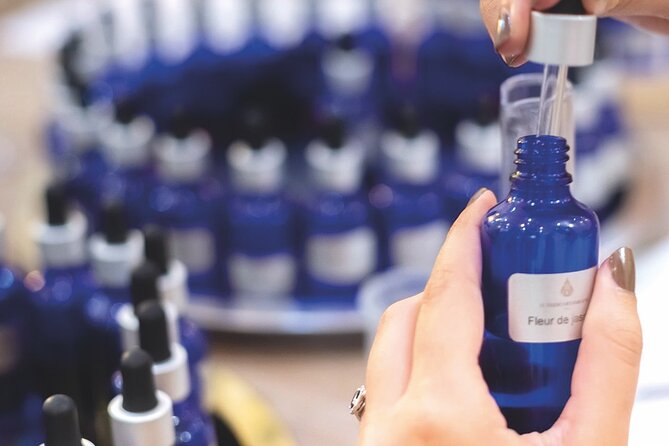 Perfumed Discovery Workshop 50mL in Paris - Entering Le Studio des Parfums on Rue des Écouffes