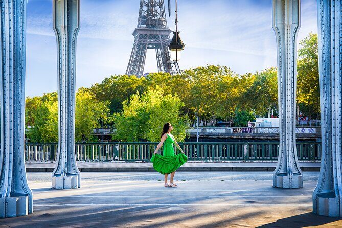 Photo Session Around Eiffel Tower - The flowers option and the extra-time upgrade