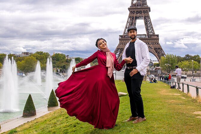 Photo Session Around Eiffel Tower - Price and group size: what you’re really paying for