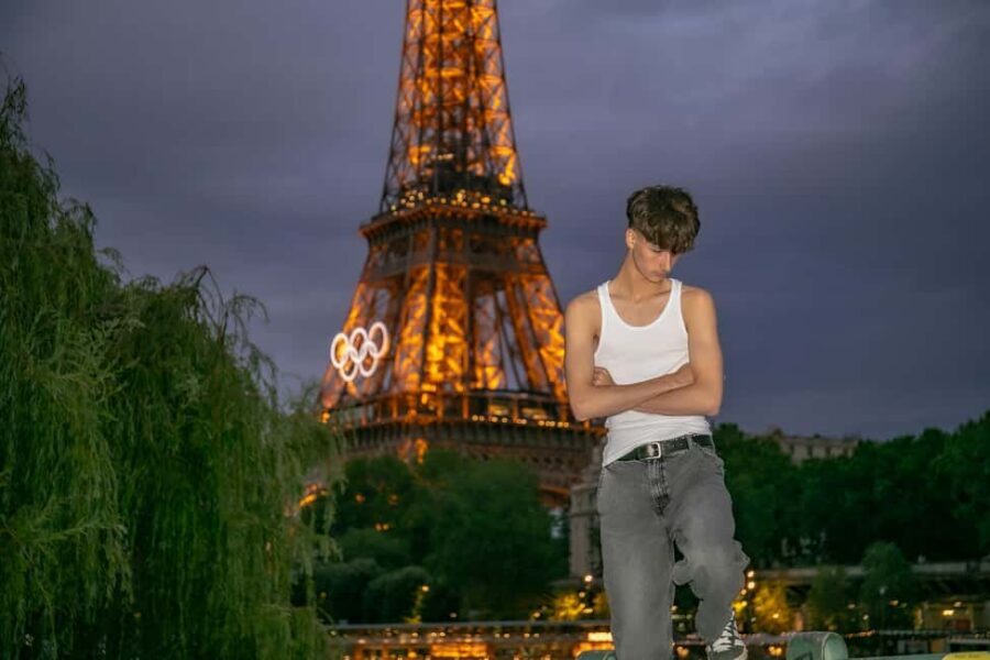 Photo session for couples with flowers around Eiffel tower - Key points worth knowing before you go