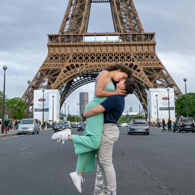 Photo session for couples with flowers around Eiffel tower - Who this session suits best (and who might want something else)