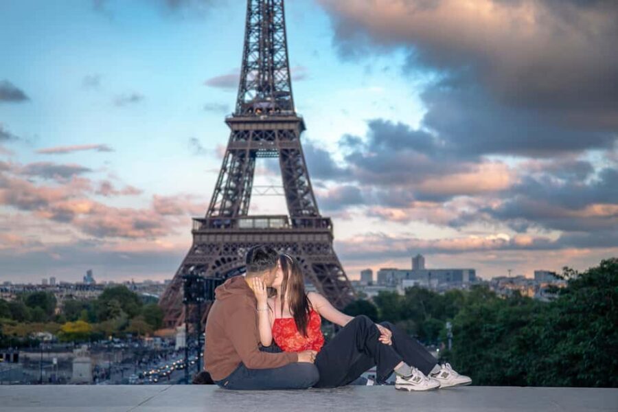 Photo session for couples with flowers around Eiffel tower - Why Trocadéro is the best stage for Eiffel Tower couple photos