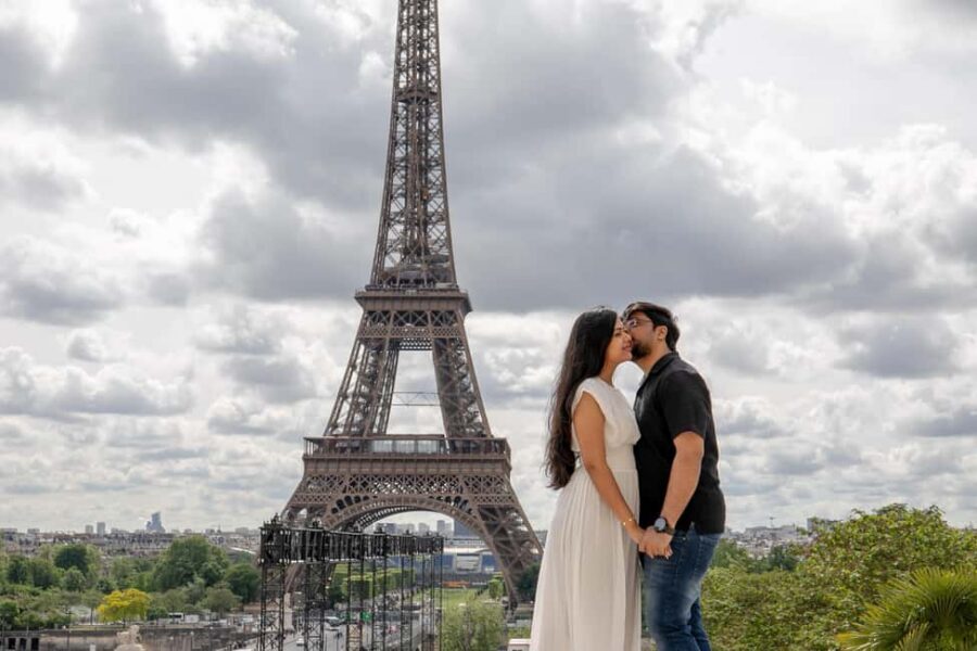 Photo session for couples with flowers around Eiffel tower - The 1-hour plan: how the shoot actually unfolds