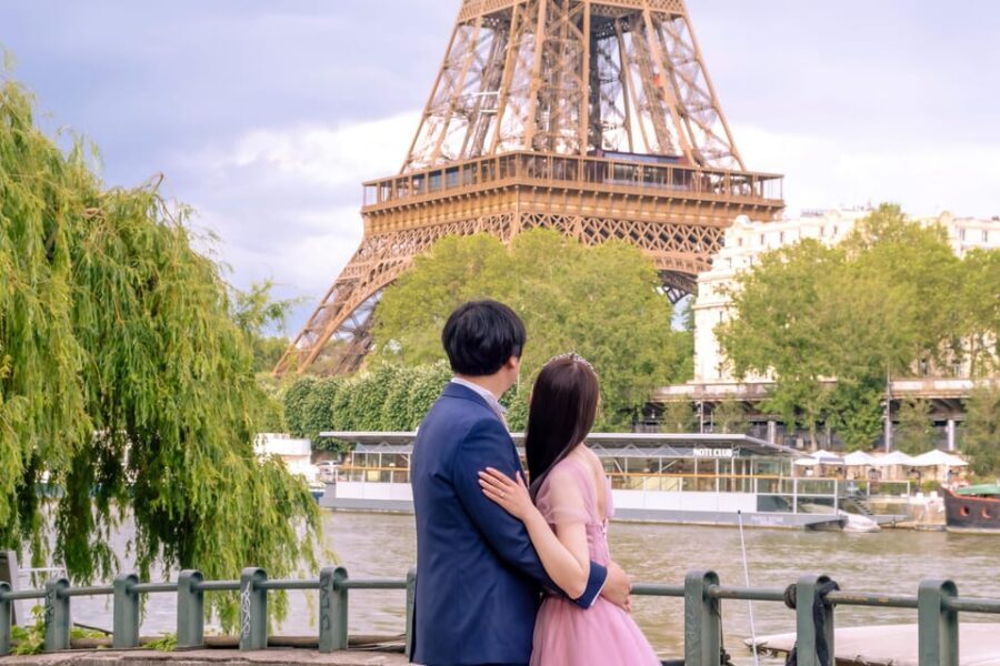 Photo session for couples with flowers around Eiffel tower - Optional bouquet flowers and video reel add-on ideas