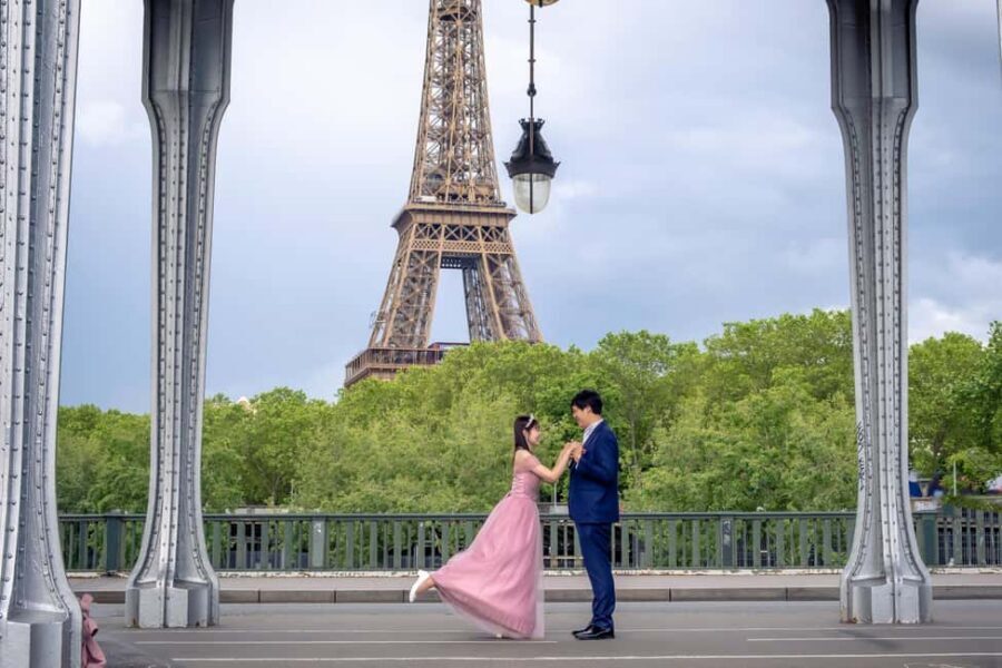 Photo session for couples with flowers around Eiffel tower - Photo delivery: how many edited images and when you’ll get them