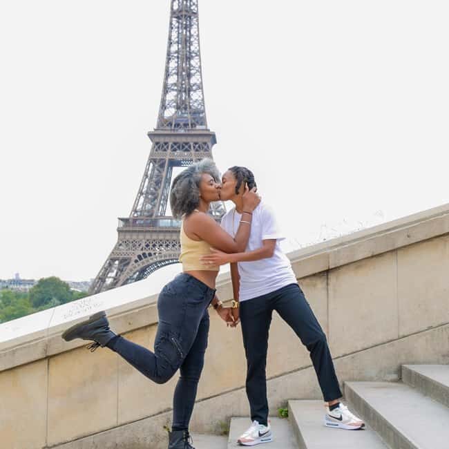 Photo session for couples with flowers around Eiffel tower - Price and value: is $165 per group up to 1 worth it