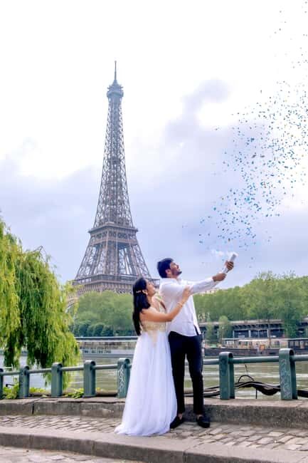 Photo session for couples with flowers around Eiffel tower - Meeting at Place du Trocadéro: where to find the session