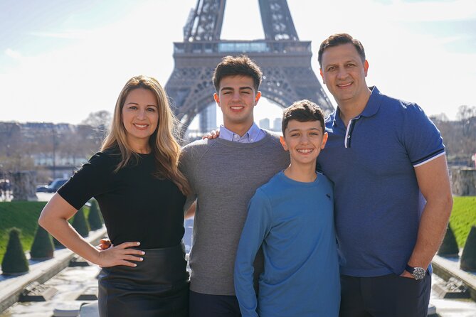 Photo Session in Paris - Photographer at the Eiffel Tower - Why Trocadéro makes your Eiffel Tower photos look like Paris postcards