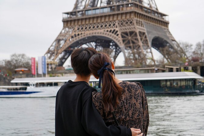 Photo Session in Paris - Photographer at the Eiffel Tower - Green gardens: calmer photos when you want less sharp edges