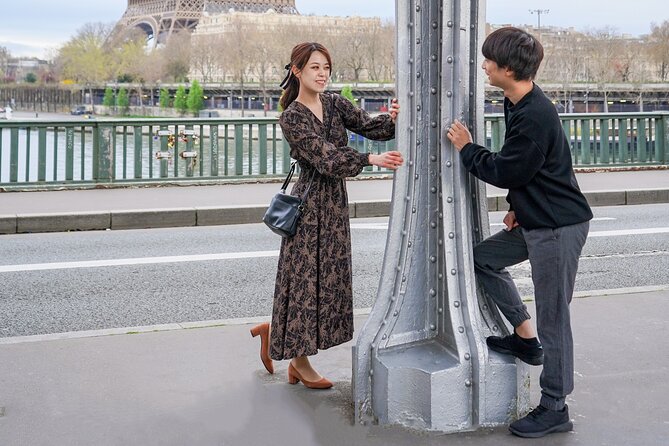 Photo Session in Paris - Photographer at the Eiffel Tower - Price and value: $66.51 for 40 minutes with real deliverables