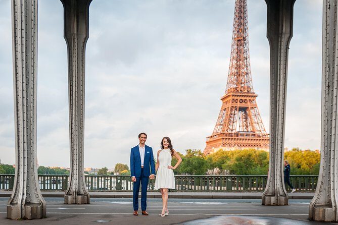 Photo shoot in the Eiffel Tower area - What You Get: 20 Edited Photos from a 1-Hour Shoot