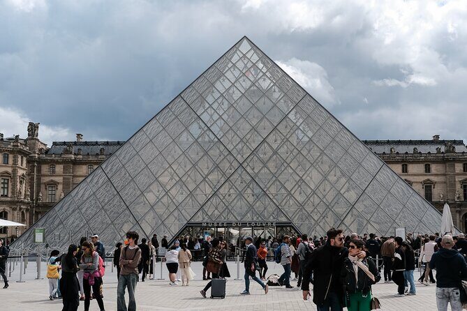 Priority ticket without waiting for the Louvre Museum - Your 3-hour plan inside the Louvre collections