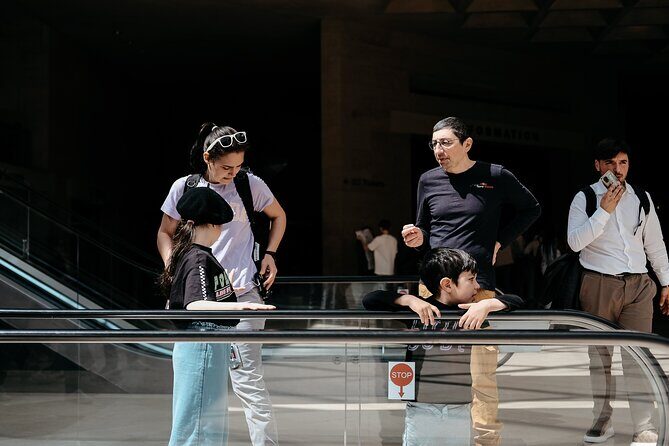 Priority ticket without waiting for the Louvre Museum - Guides at work: Ilyas and Elias (and why it matters)