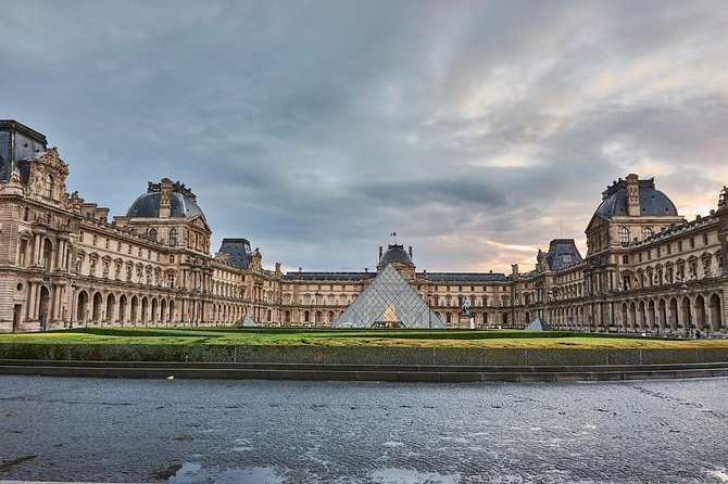 Private 3-hour tour in Louvre Museum with official tour guide - Entering the Louvre with your mobile ticket and meet-up point