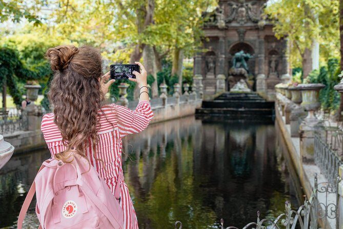 Private City Kickstart Tour: Paris - Pont des Arts and the Louvre walk-by: photos plus city geometry