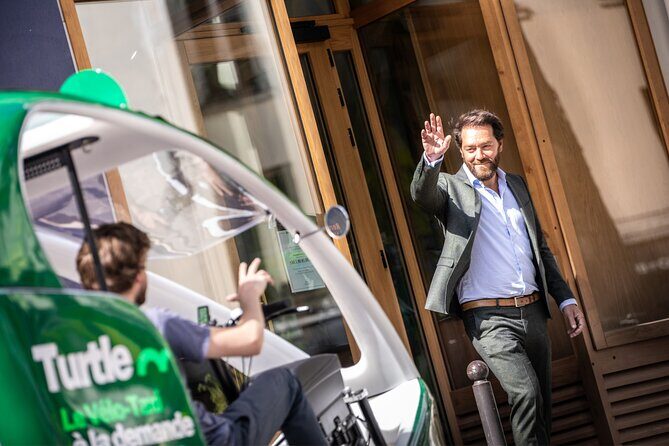 Private City-Tour by pedicab in Paris : The "Gustave Eiffel" - Statue of Liberty at the entrance: a tiny stop with big symbolism