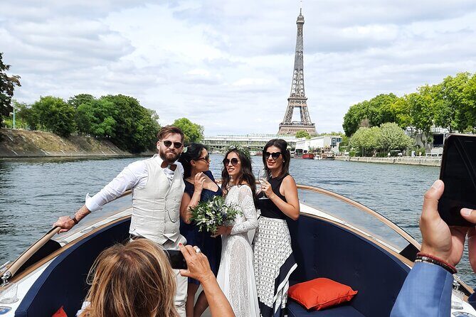 Private cruise in Paris - The 90-minute route: double Eiffel Tower views and then Notre Dame