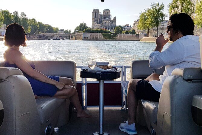 Private cruise with Paris water way - Île de la Cité and the Palais de Justice: Paris Power Seen Side-On