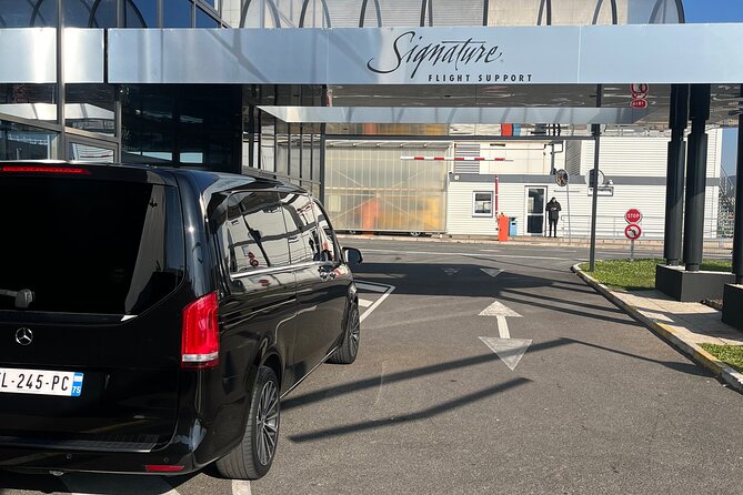 Private Driver Airport Paris - What’s Included in the Vehicle: WiFi, A/C, Cold Drinks, and Charging