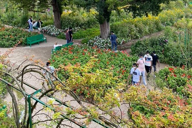 Private Giverny Roundtrip and Entrance Ticket from Paris - Transportation Comfort and the Driver-Guide Advantage