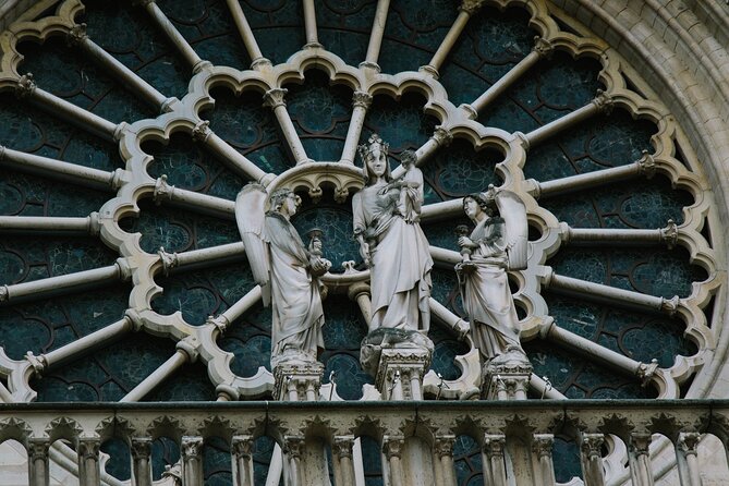 Private Half Day Historic Tour - Sainte-Chapelle and Hôtel de Ville: Gothic to Renaissance in One River Crossing