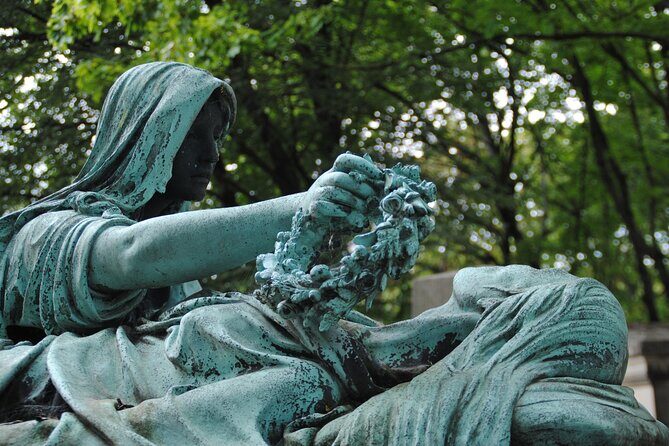Private Père Lachaise Cemetery Walking Tour - Where you meet at Bd de Ménilmontant (and why it matters)