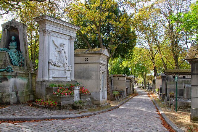 Private Père Lachaise Cemetery Walking Tour - The guide makes it: story style, tone, and real engagement