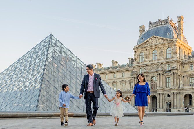 Private Photoshoot at the Louvre area in Paris - Jardin des Tuileries: greenery and open space for portraits