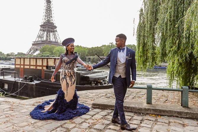 Private Professional Photoshoot in Paris - Pont de Bir-Hakeim Bridge: The Eiffel Tower Framed Shot