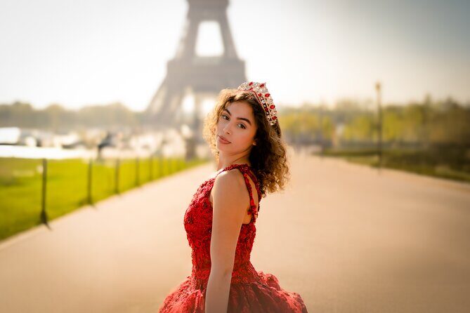Private Professional Photoshoot near the Eiffel Tower in Paris - Bryan’s posing coaching: how it helps real people