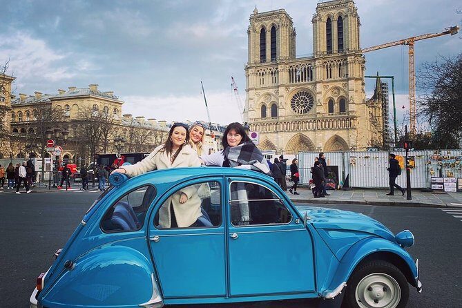 Private ride in a Citroën 2CV in Paris - 2h - Île de la Cité, Notre Dame façade, and the quays: big landmarks with framing tips