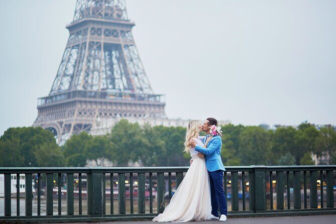 Private Romantic Photoshoot in Paris with Bouquet of Flowers - Why a private Eiffel Tower romance session starts at Trocadéro