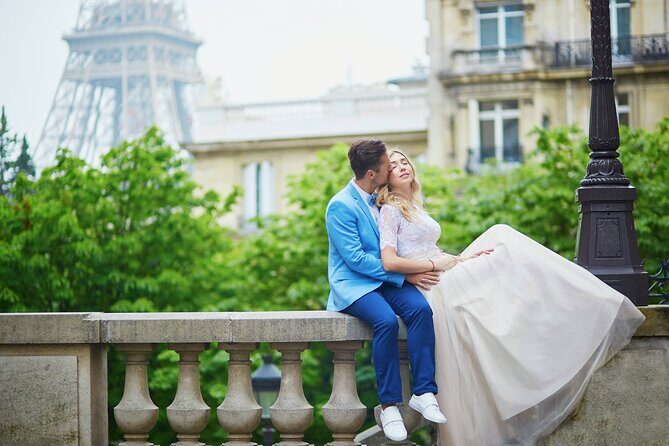 Private Romantic Photoshoot in Paris with Bouquet of Flowers - How the photographer style keeps you looking natural