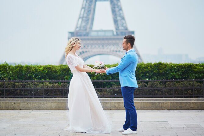 Private Romantic Photoshoot in Paris with Bouquet of Flowers - Getting your gallery within 48 hours (and what you can do with it)