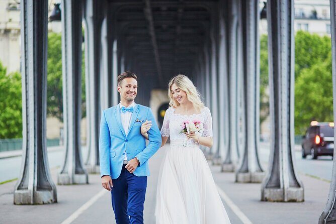 Private Romantic Photoshoot in Paris with Bouquet of Flowers - Who should book this romantic Eiffel Tower photoshoot?