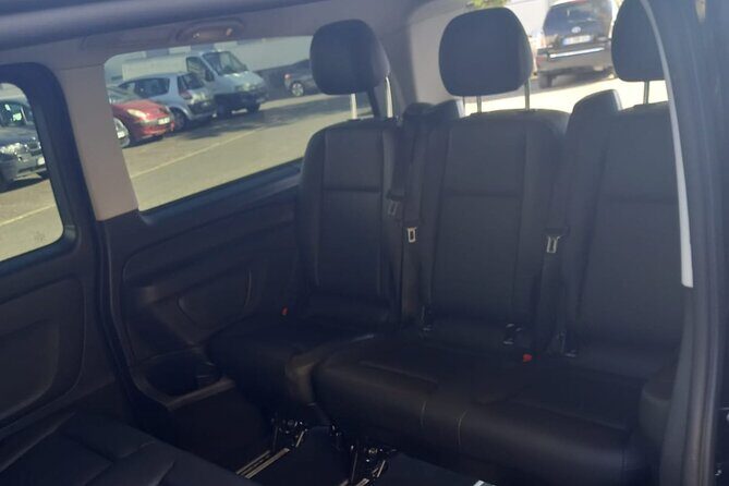Private round trip transfer from/to PARIS <=> DISNEYLAND - Signed meet-and-greet pickups in Paris or Disneyland